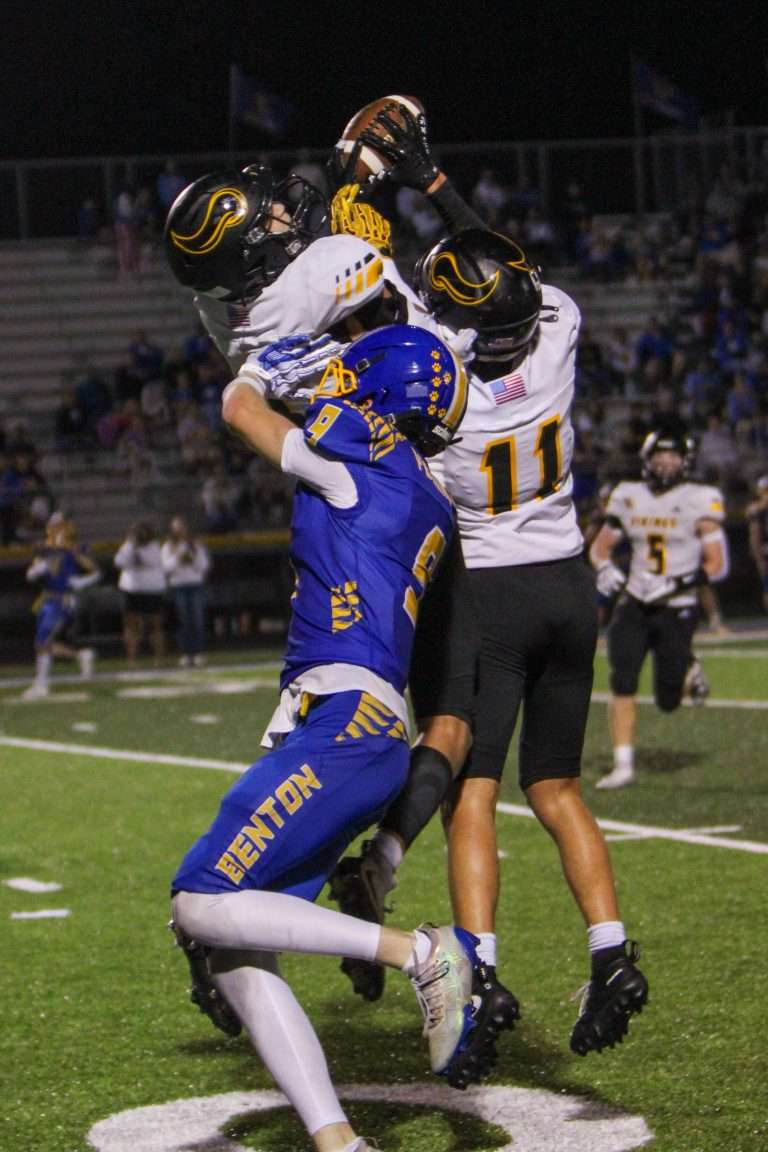 Vikings stop Bobcats in battle of Benton County, 21-14